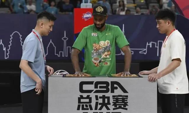 关于球迷狂热支持篮球比赛现场热情高涨的信息