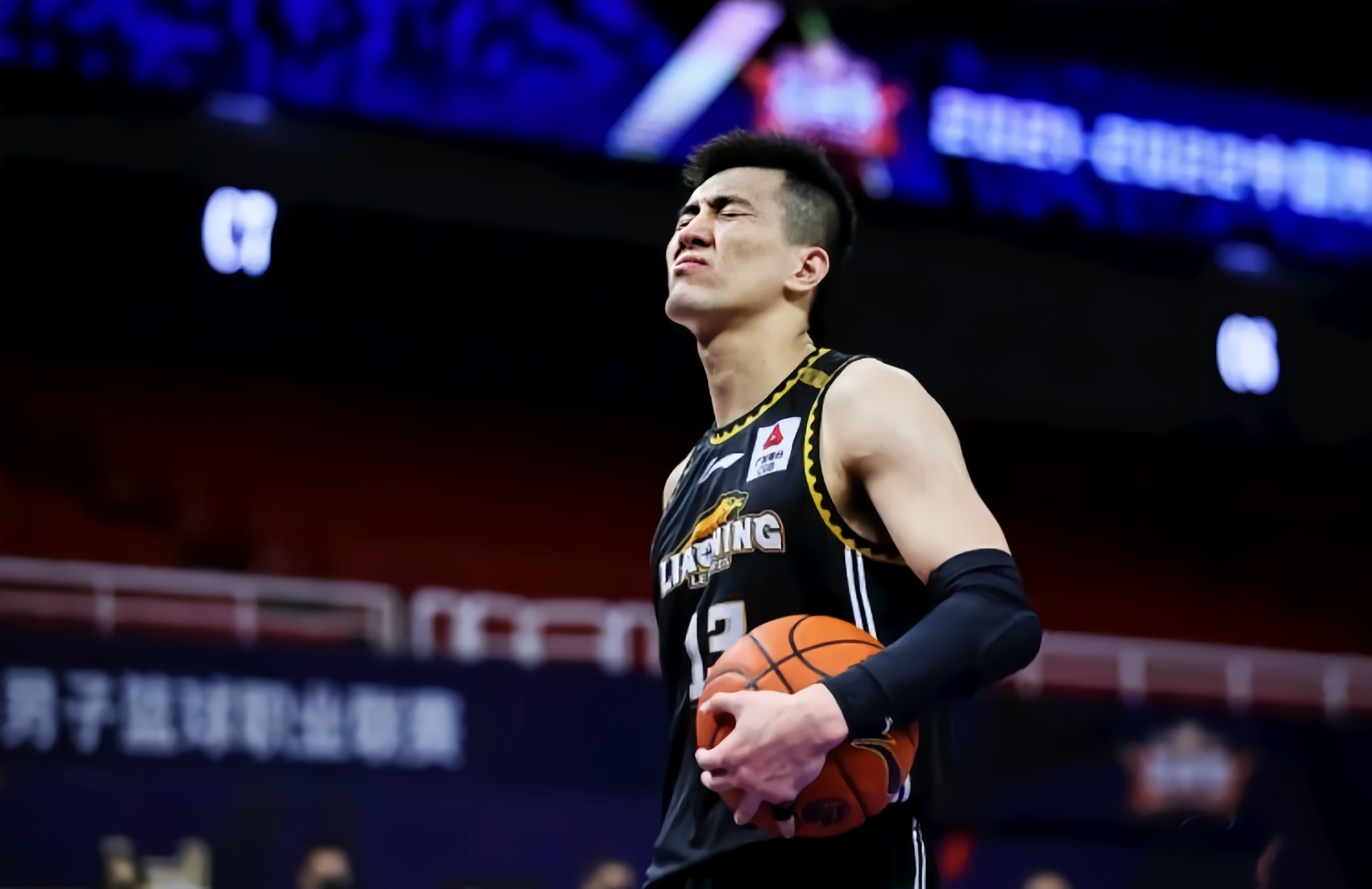 俄罗斯篮球明星在训练中意外受伤